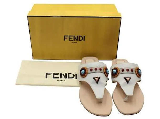 FENDI Sandalias de dedo con tachuelas de cuero gris claro 