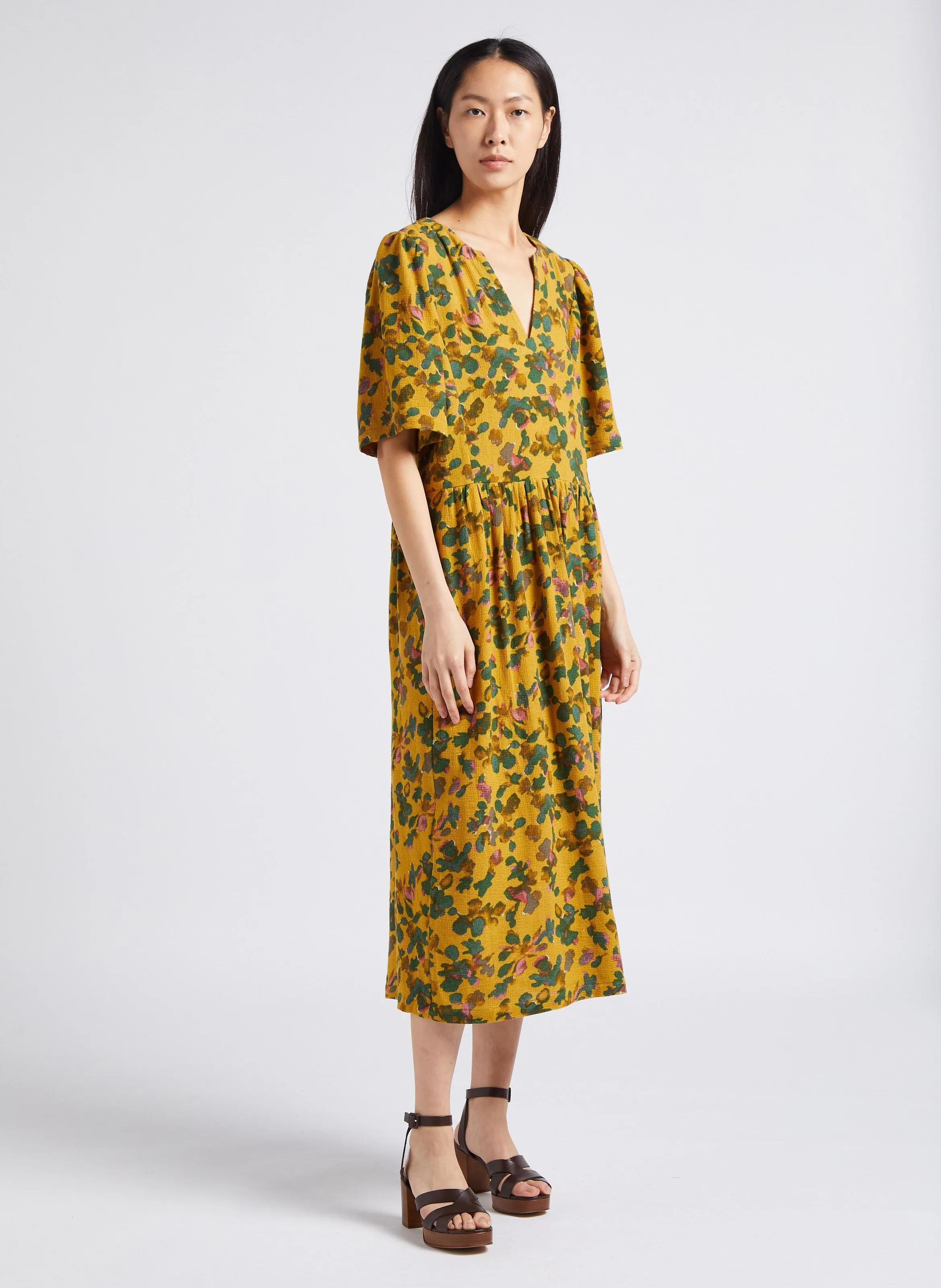JADA - Vestido largo estampado con cuello de pico en multicolor