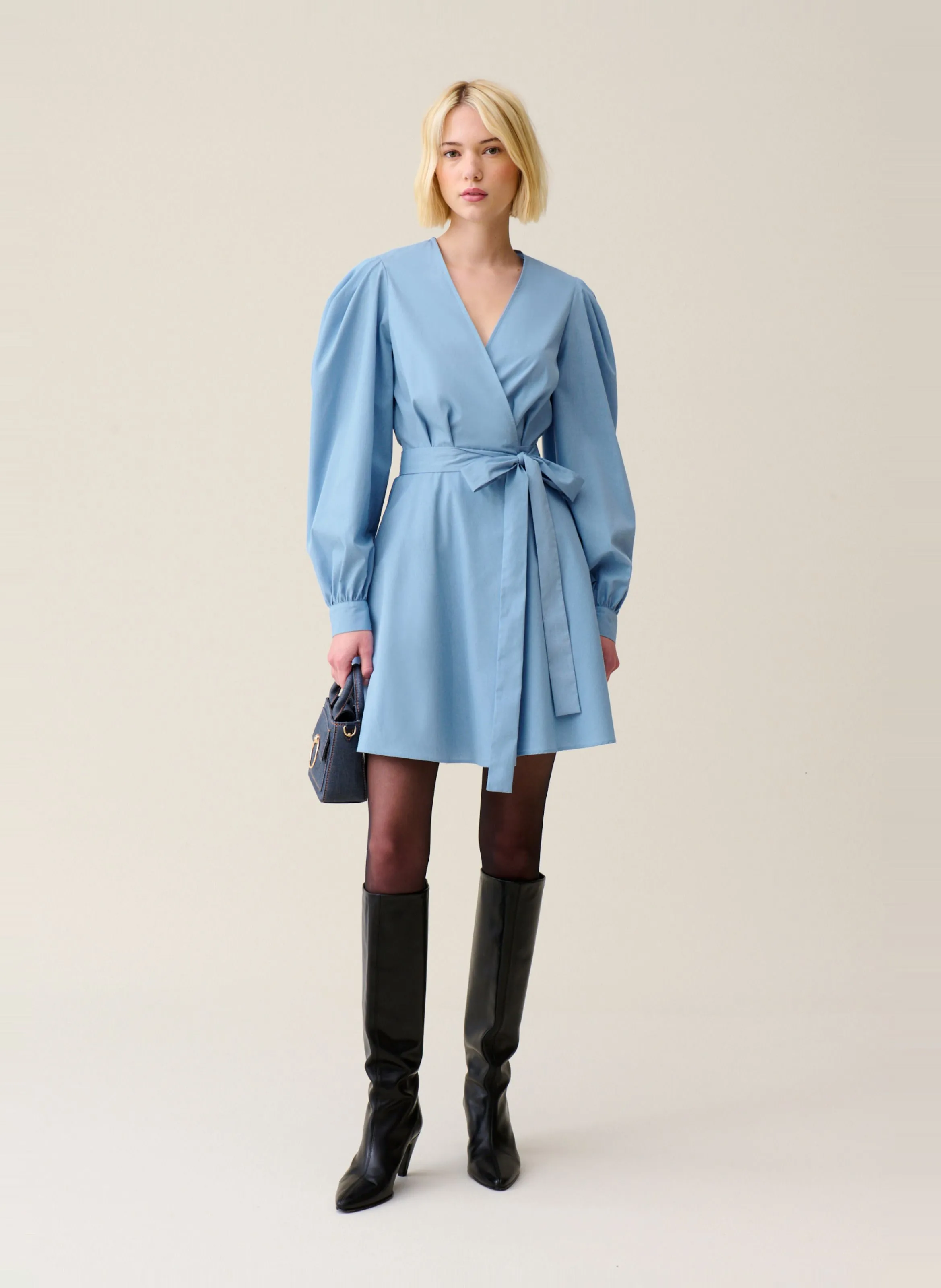 Vestido corto con mangas abullonadas en azul