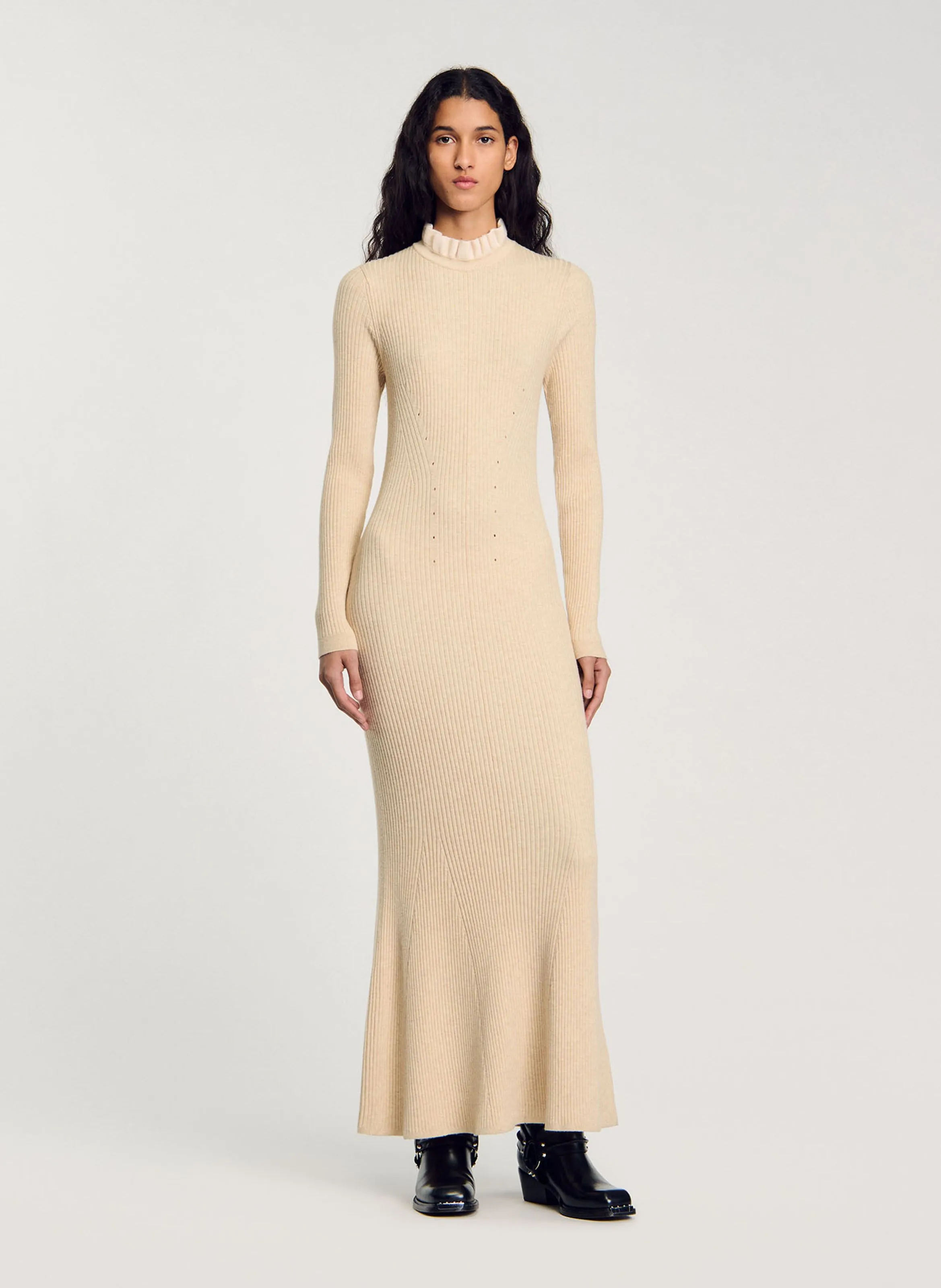 Vestido largo con cuello con volantes en beige